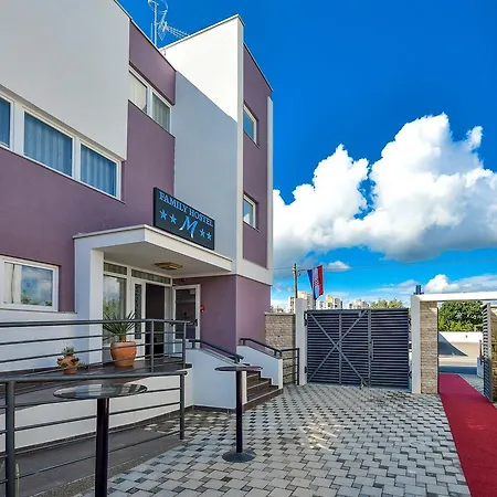 Family M Hostal