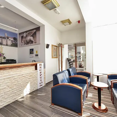 Hostal Family M